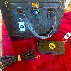 Wendy Keen purse & wallet
New with tags
Color: coffee